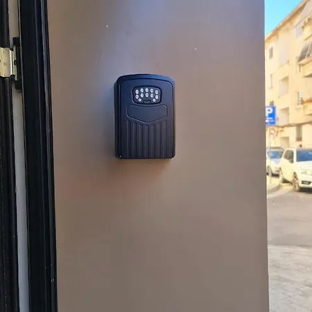 Sunny - Blloku Tirana, Near ティラナ